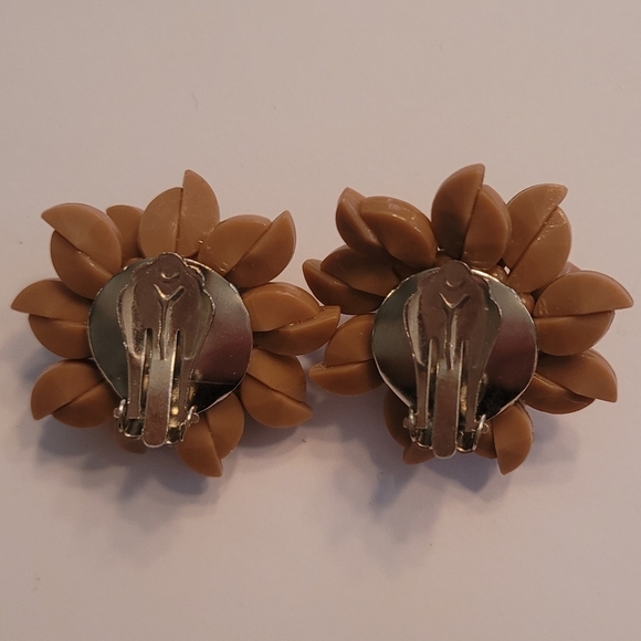 Vintage - 60's Light Brown Jelly‎ Plastic Burst Clip On Earrings - Picture 4 of 4